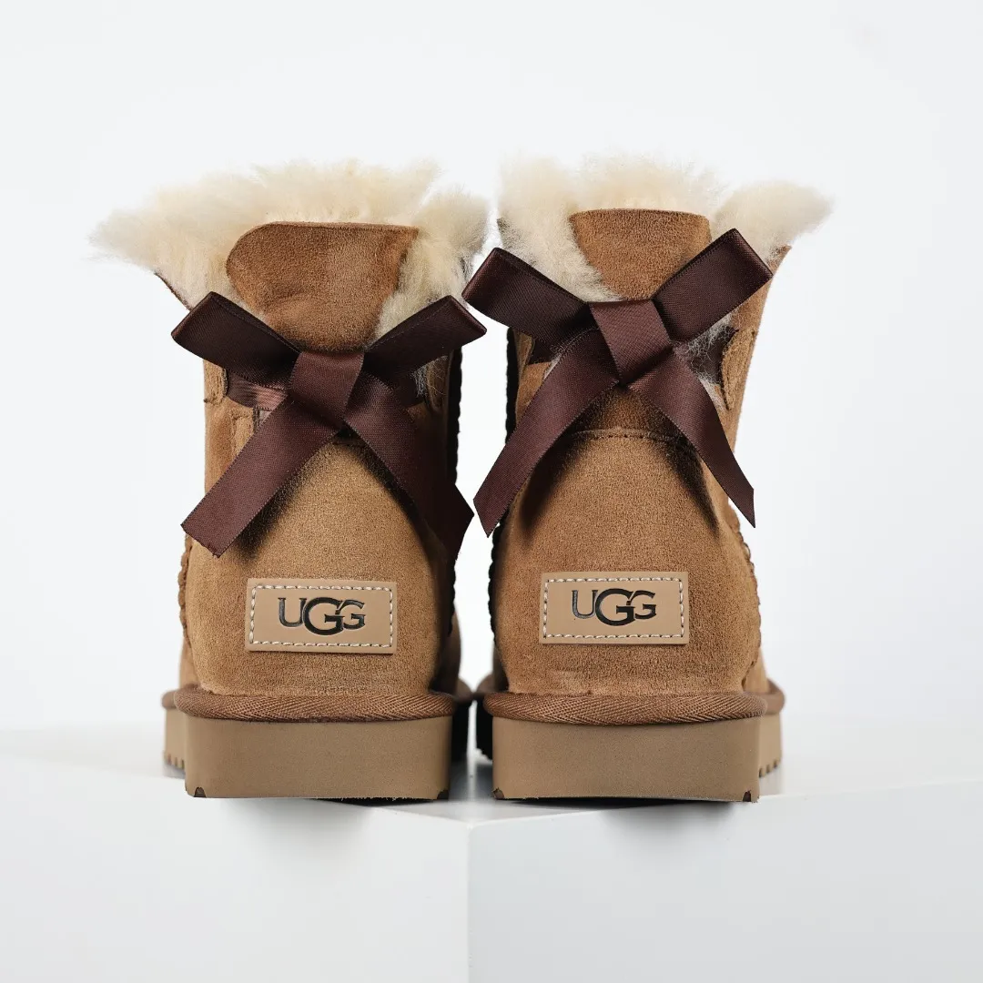 Pick up locally 💰560 The core recommendation is good price UGG bailey MiNi bow 2.0 series Xiaohongshu hot model Henan Longfeng leather production Sheepskin and fur integration Top quality in the market Waterproof upper material 2-3 cm cashmere insole to keep warm in winter and suitable for home use UUG launches a style series in the new year, partially skewed toward the preferences of young consumers, and also at the forefront of fashion trends Shoe body material Water-repellent coated suede upper 17mm UGGPURE™ implanted wool insole Lightweight non-slip comfortable rubber outsole With brand LOGO Trademark Comes with full packaging Size: 35 36 37 38 39 40